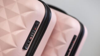 Köpa rosa resväska – Synligare väska på bagagebandet! 